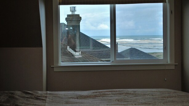 A bedroom with a window overlooking a coastal view. - 3Bed/2Ba Absolutely Beautiful Home just off Prom with Ocean Views (Seaside)