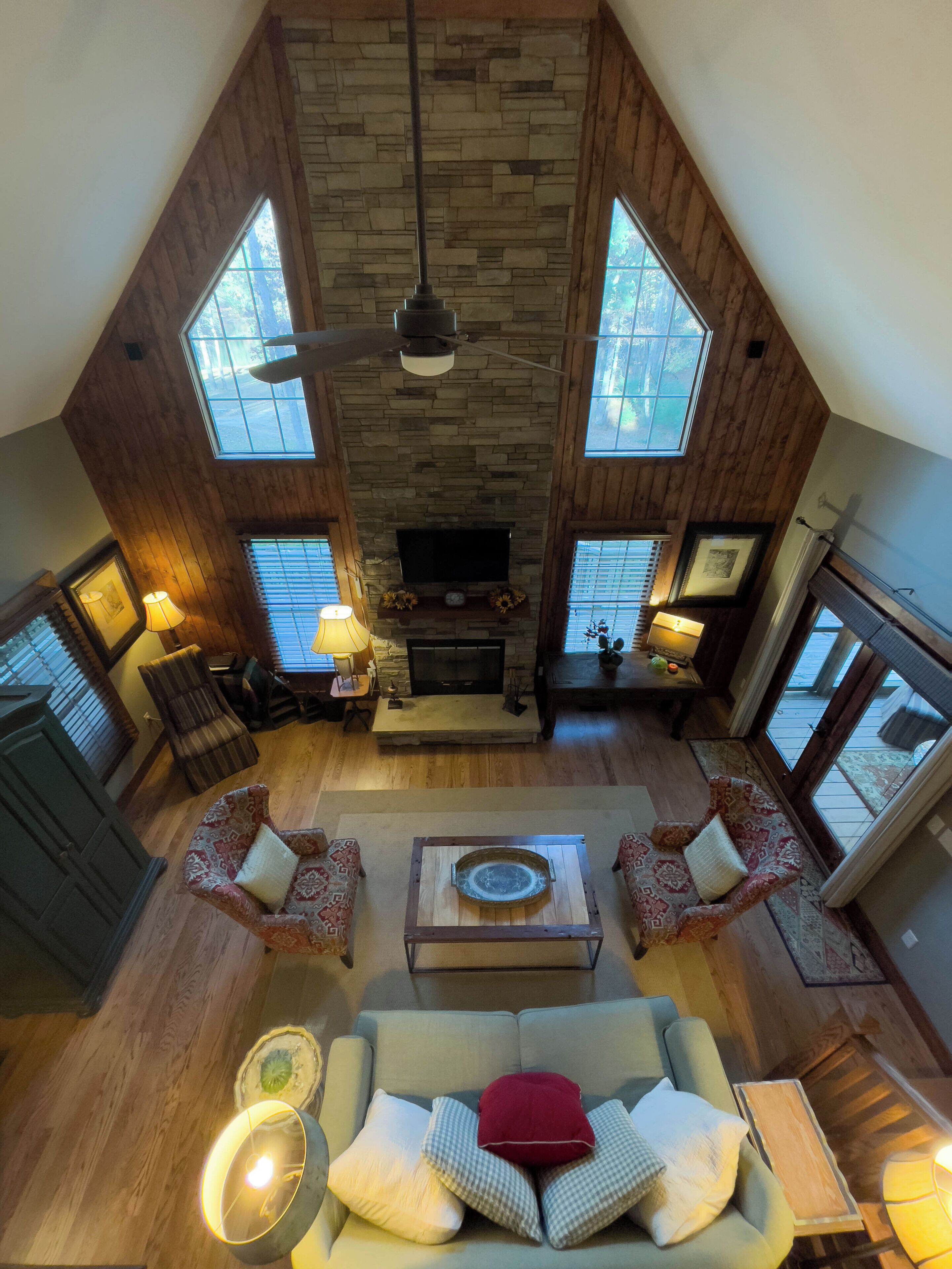 电视、壁炉、立体声音响