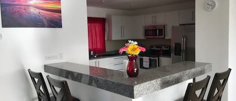 Réfrigérateur, four à micro-ondes, un four, surface de cuisson