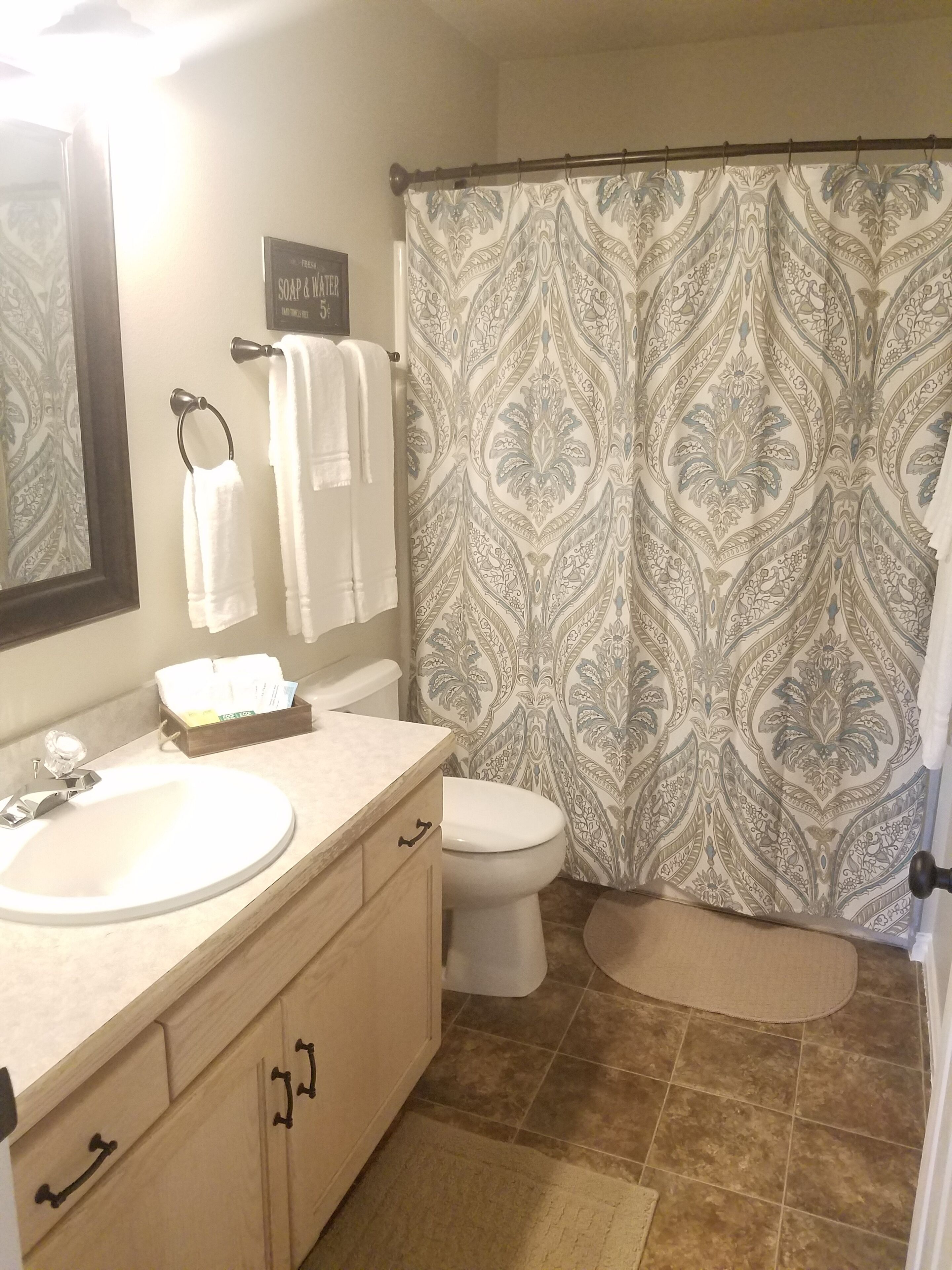 Bañera con ducha, secador de pelo, toallas, jabón
