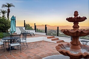 Outdoor dining - OCEAN VIEW VILLA in Warm, Sunny Southern California (Laguna Niguel)