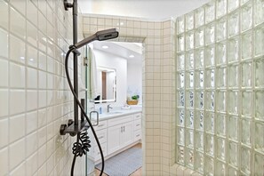 Tina con regadera, secadora de cabello, bidet, toallas