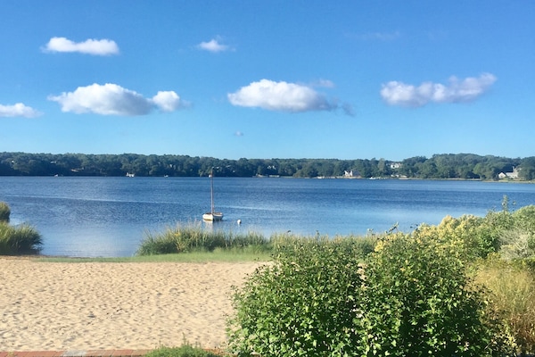 SPECTACULAR!! **Saltwater Front Cottage** 4 Bdrm/2 Bth. Steps from the beach!!