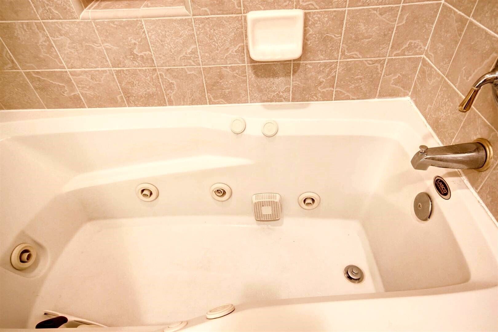 Jetted tub
