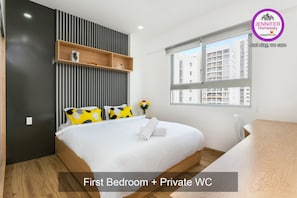 Ein Schlafzimmer mit eigenem WC, einem großen Fenster und einem modernen Design mit gestreifter Wand und Holzregalen.