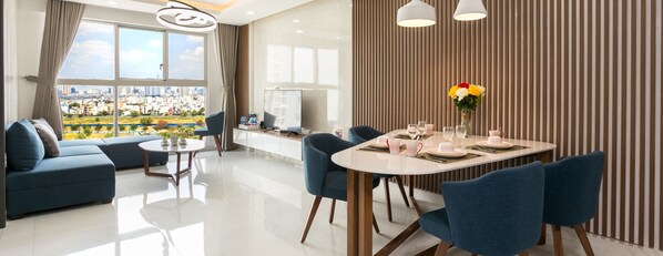 Business Apartment, 2 Bedrooms, Kitchen, City View | Living area