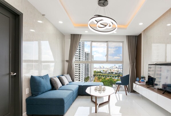 Business Apartment, 2 Bedrooms, Kitchen, City View | Living area
