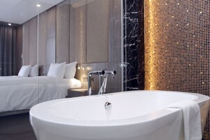Residence Suite Twin Free Minibar | Bathroom | Separate tub and shower, deep soaking tub, free toiletries, hair dryer
