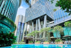 Outdoor pool, pool umbrellas, sun loungers