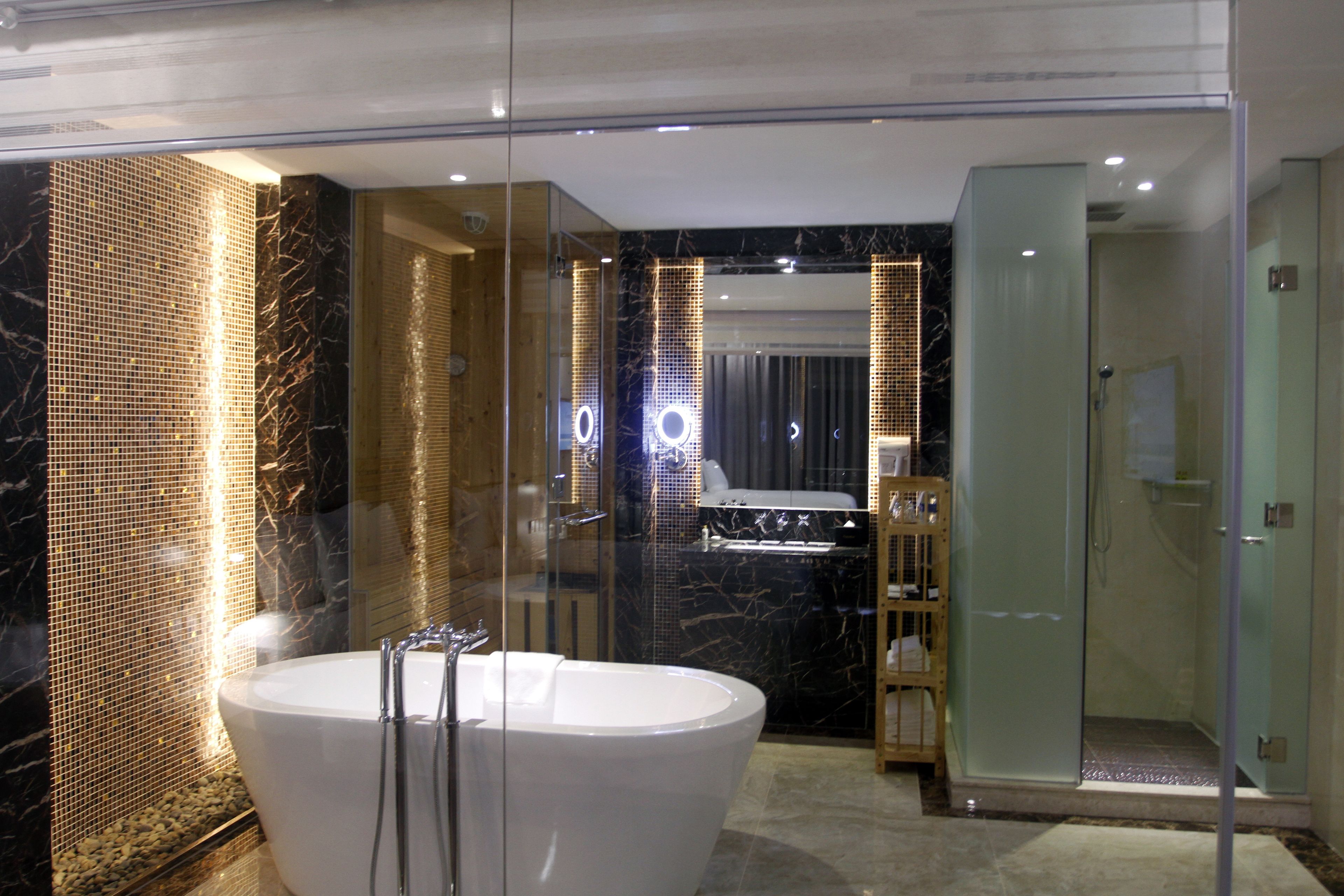 separate bathtub and shower, deep-soaking bathtub, free toiletries