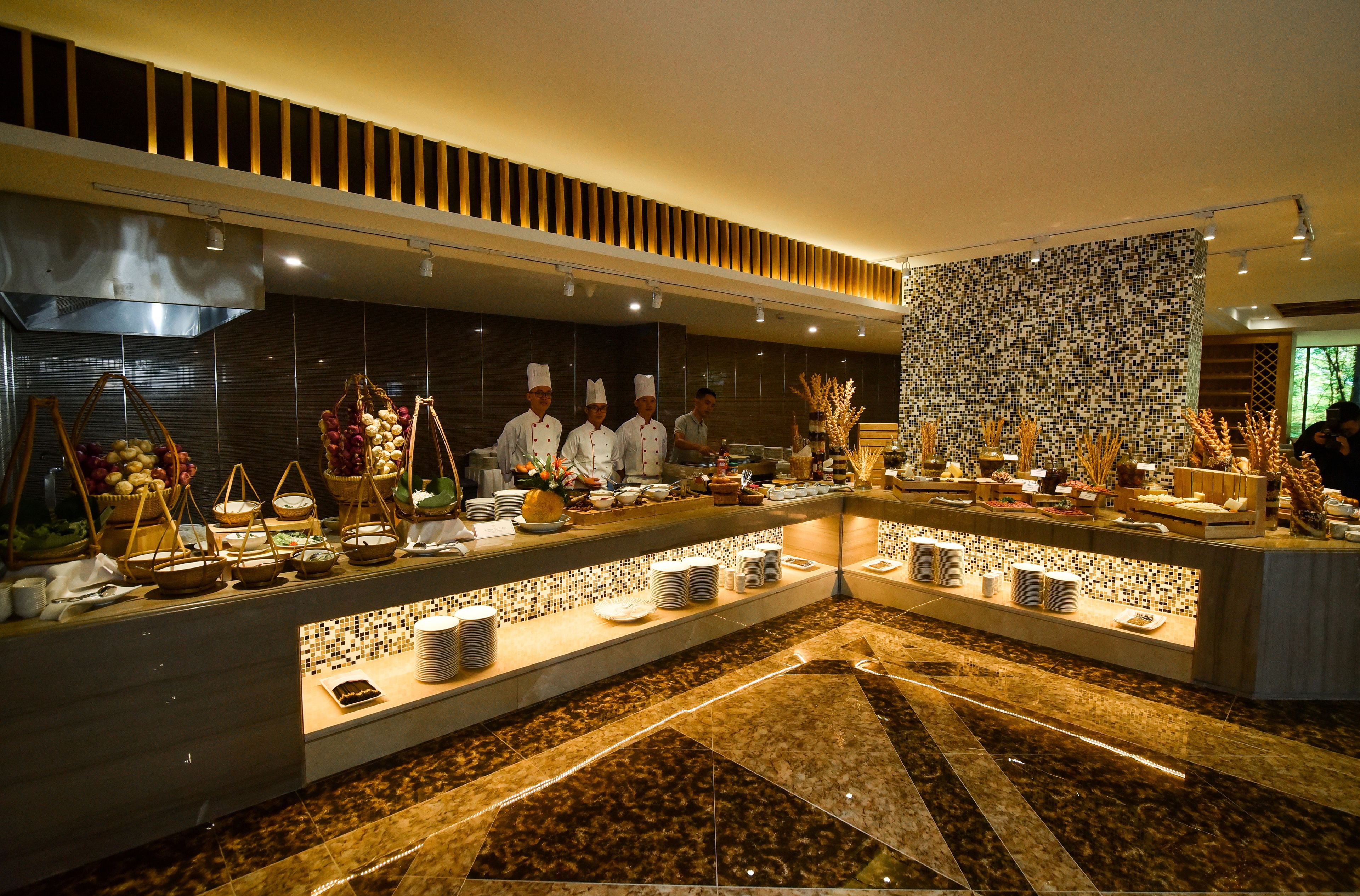 3 restaurants, breakfast served