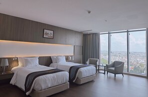 Deluxe Twin City View | Minibar, in-room safe, desk, laptop workspace