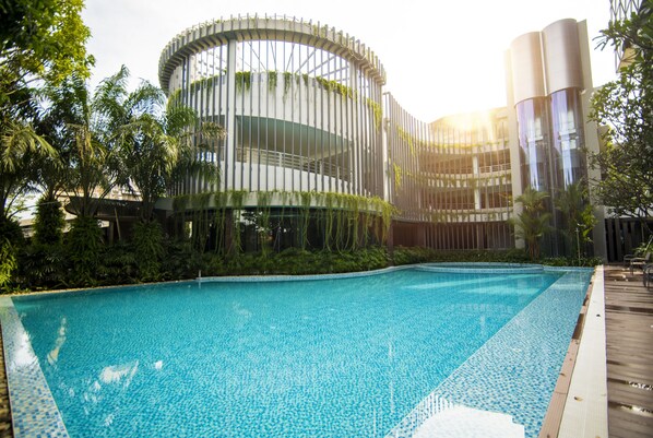 Outdoor pool, pool umbrellas, sun loungers