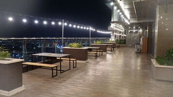 3 restaurants, breakfast served