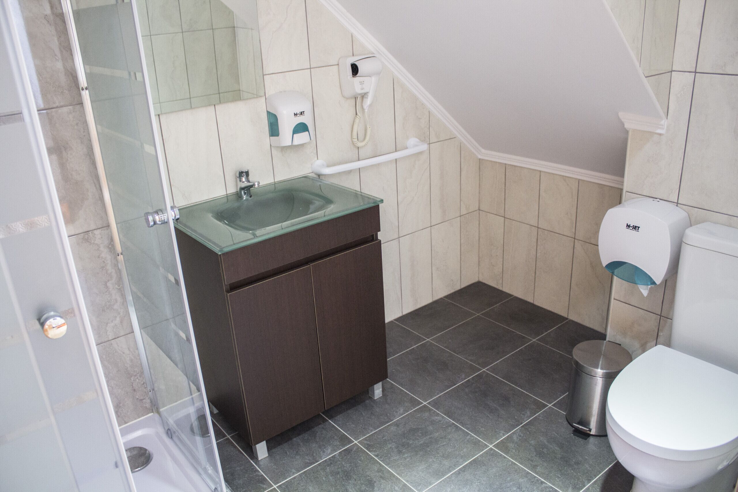 Dusj, hårføner og håndklær