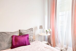 4 bedrooms, in-room safe, desk, iron/ironing board - La Petit Maison, We will be very pleased to welcome you in our space. (Setúbal)