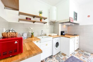 Fridge, microwave, oven, stovetop - La Petit Maison, We will be very pleased to welcome you in our space. (Setúbal)