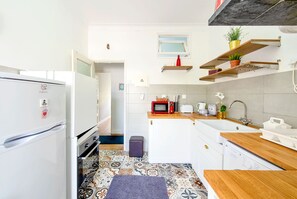 Fridge, microwave, oven, stovetop - La Petit Maison, We will be very pleased to welcome you in our space. (Setúbal)