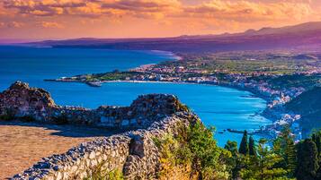 In Strandnähe, Liegestühle, Strandtücher