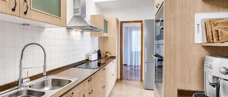 Coffee/tea maker, fridge, microwave, oven
