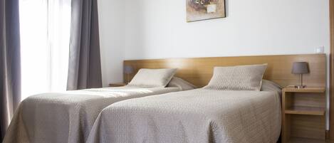 Fer et planche à repasser, Wi-Fi gratuit, draps fournis