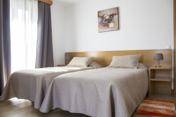 Tabla de planchar con plancha, wifi gratis y ropa de cama