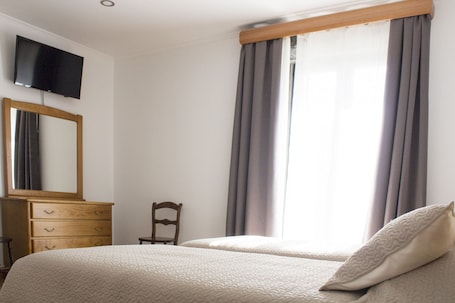 Iron/ironing board, free WiFi, bed sheets. Casa Lagar de Pedra - Quartos Twins