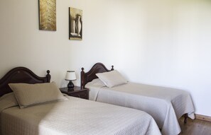 Tabla de planchar con plancha, wifi gratis y ropa de cama