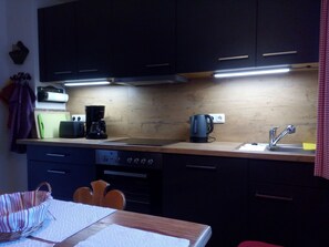 Kühlschrank, Ofen, Herdplatte, Geschirrspüler