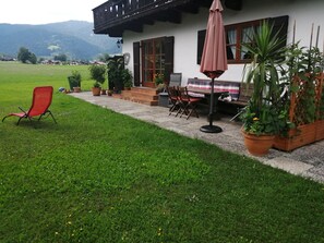 Outdoor dining - Ferienwohnung Haus Bergfreund, 2-4 Personen, 62 qm (Schönau am Königssee)