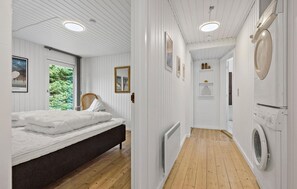 3 bedrooms, travel crib, free WiFi