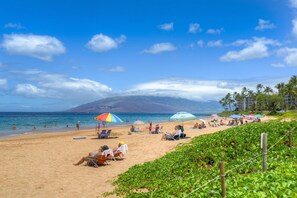 Plage à proximité, chaises longues, serviettes de plage