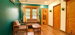 行政公寓, 2 间卧室, 无烟房, 空调 | 客房内保险箱、办公桌、床单