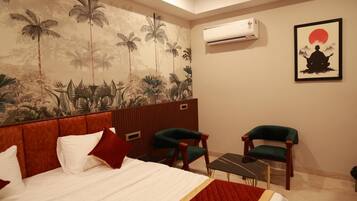 Deluxe Studio | In-room safe, desk, laptop workspace, bed sheets