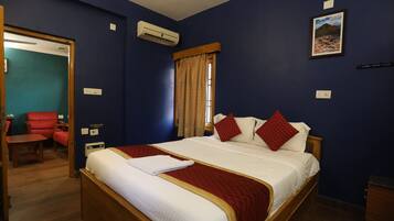 Luxury Room, 1 Bedroom, Non Smoking | Peti besi dalam bilik, meja, ruang kerja komputer riba, cadar katil