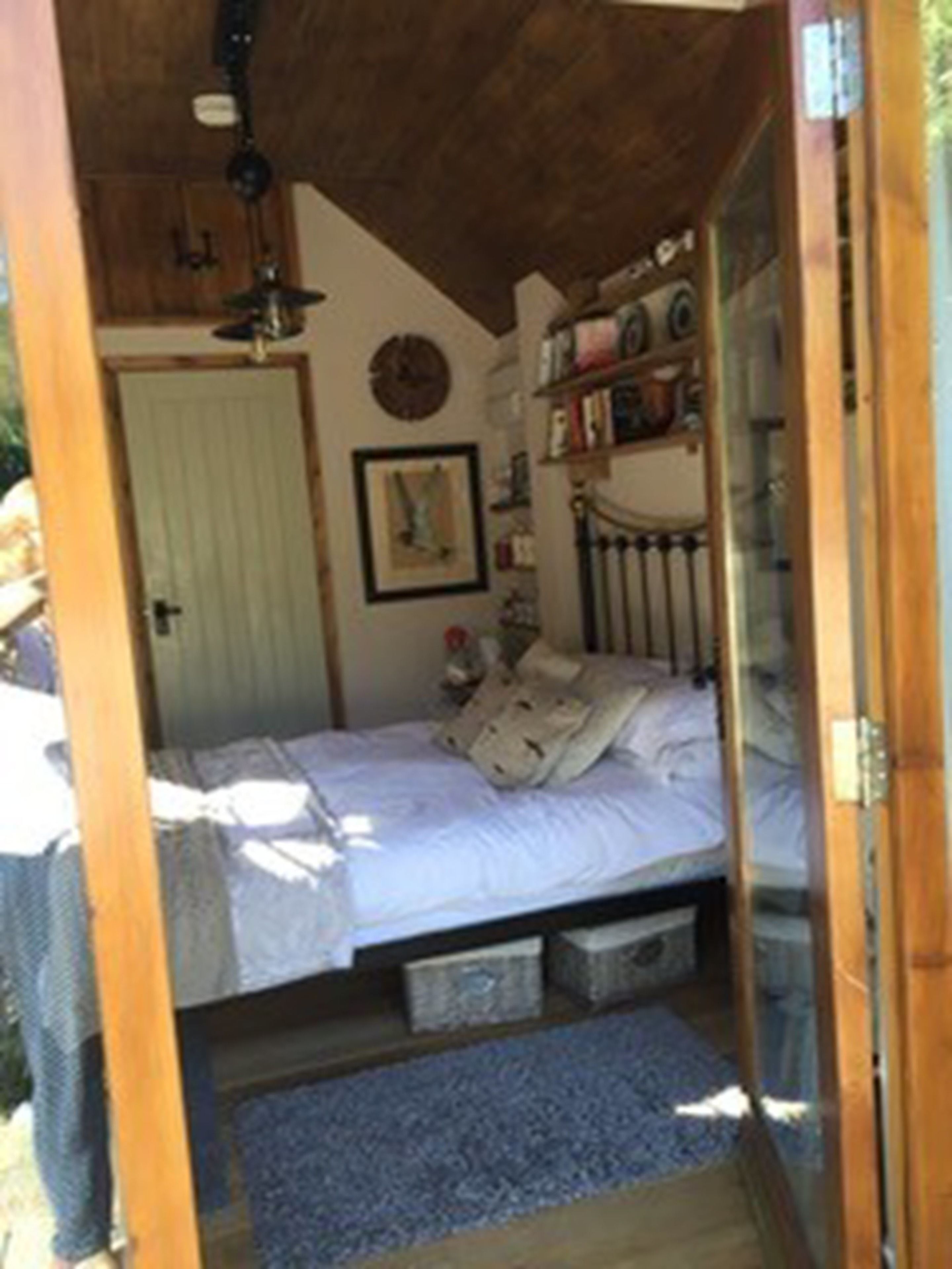 Double Room (The Cabin) | Individually decorated, individually furnished, free WiFi, bed sheets