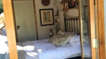 Double Room (The Cabin) | Individually decorated, individually furnished, free WiFi, bed sheets