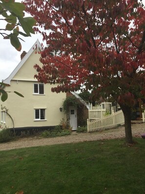 Front of property - Mulleys Cottage B&B (Saxmundham)