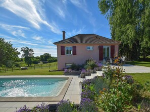A heated pool - Elegant Domaine Stay in Dordogne (St. Medard D'excideuil)