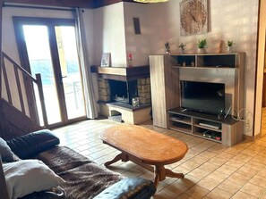 TV - Charming Villa with Private Pool, Sleeps 8, Pet Friendly, in Lagorce (Lagorce)