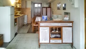 Kühlschrank, Mikrowelle, Herdplatte, Wasserkocher mit Kaffee-/Teezubehör