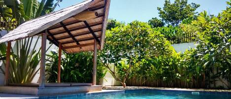 Piscine extérieure, accès possible de 08 h 00 à minuit, chaises longues