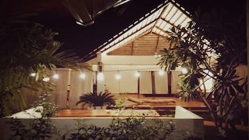 Fachada de la propiedad por la tarde o noche