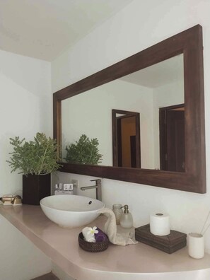 Phòng đôi Deluxe, ban công | Phòng tắm | Buồng tắm vòi sen, đồ dùng nhà tắm miễn phí, khăn tắm 