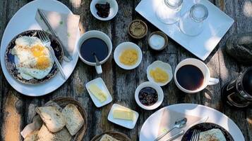 Daily continental breakfast (PHP 450 per person)