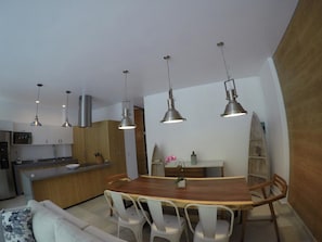 Appartement Luxe, 2 chambres, piscine privée | Coin séjour | Télévision à écran plat