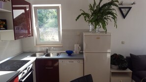 Kühlschrank, Ofen, Herdplatte, Geschirrspüler