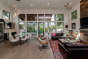 TV - Daniel House: Five-Star Comfort, Concierge Service & Charm in Austin’s Heart (Austin)