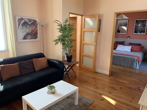 TV, livros, aparelho de som