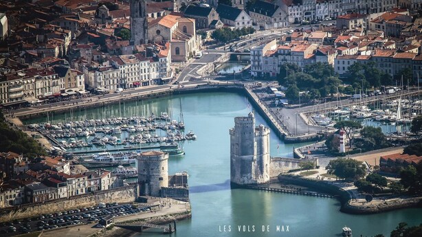 A coastal town with a historic tower, a marina with boats, and a fortified wall. - House / Villa - La rochelle (La Rochelle)